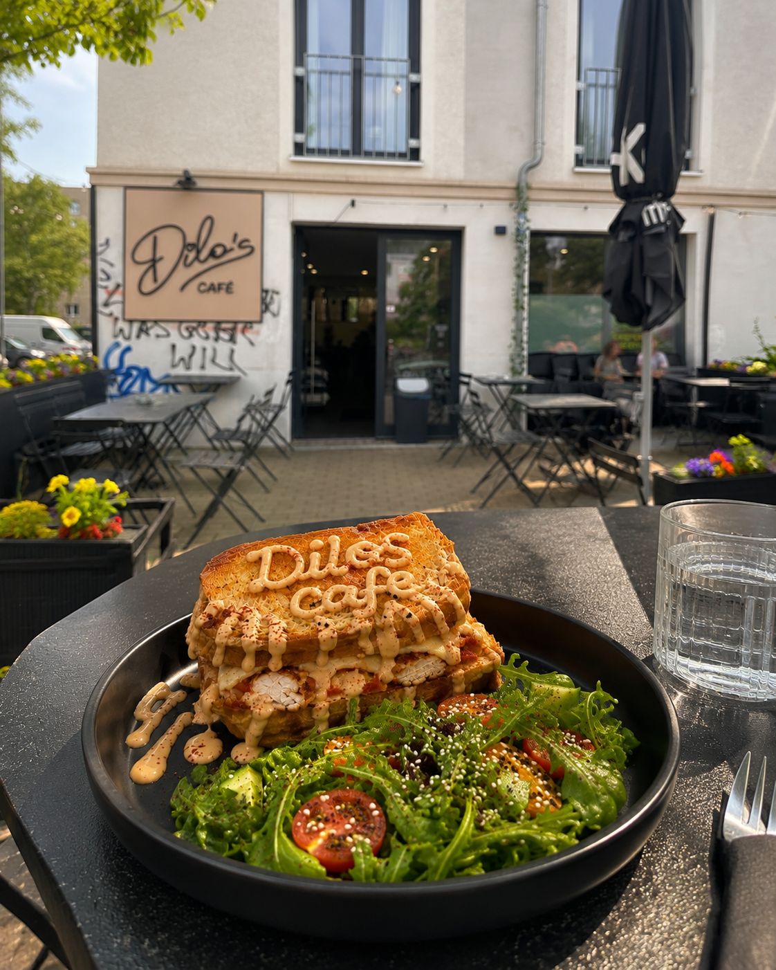 Dilo's Café — Außenansicht mit Toast auf dem Tisch