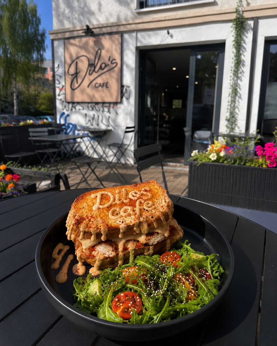 Dilo's Café Storefront mit Schild
